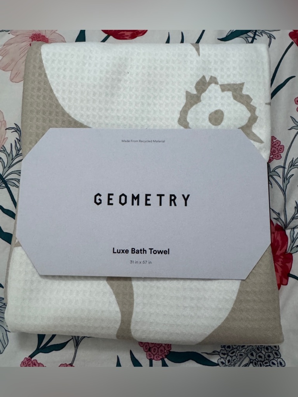 NEW Geometry Luxe Bath Towel Set of Two in Big Tan Flowers Lightweight Oversized - Picture 5 of 5